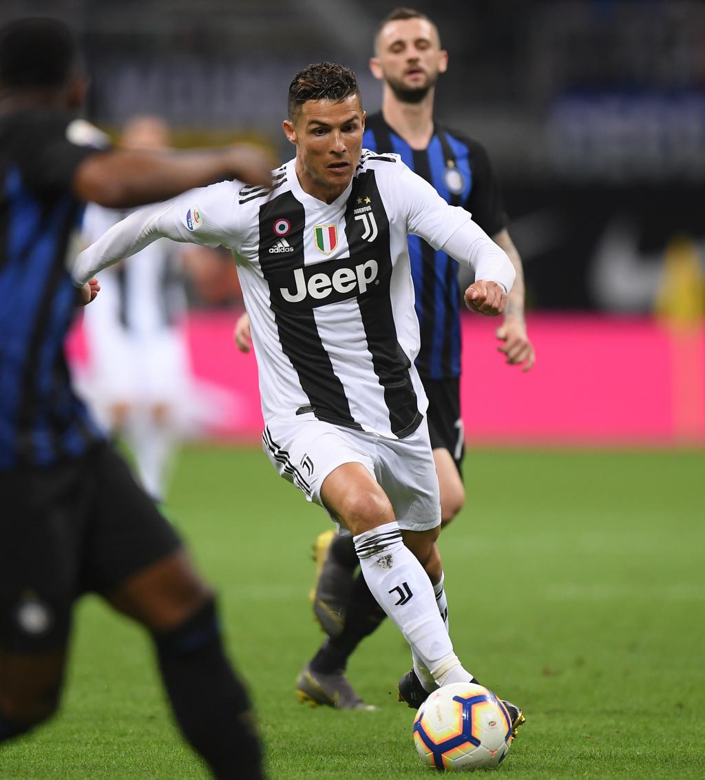 53岁齐达内夜游上海，与大妈踢毽子几分钟融入氛围，展现顶级球商