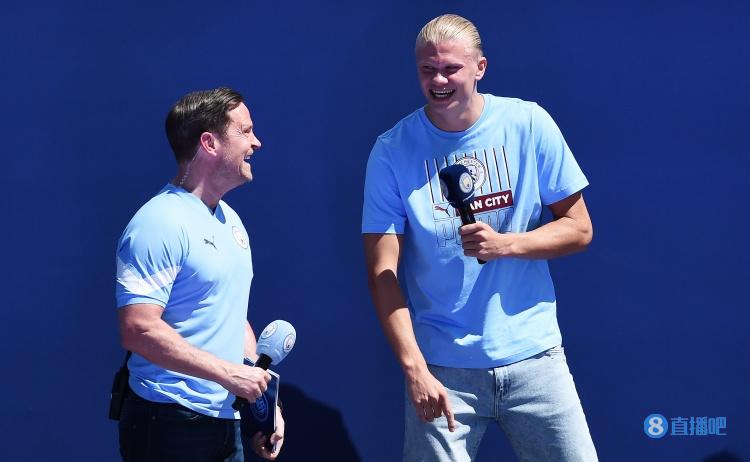 意大利赛车手罗西回忆马拉多纳：我曾单膝跪地亲吻他的左脚