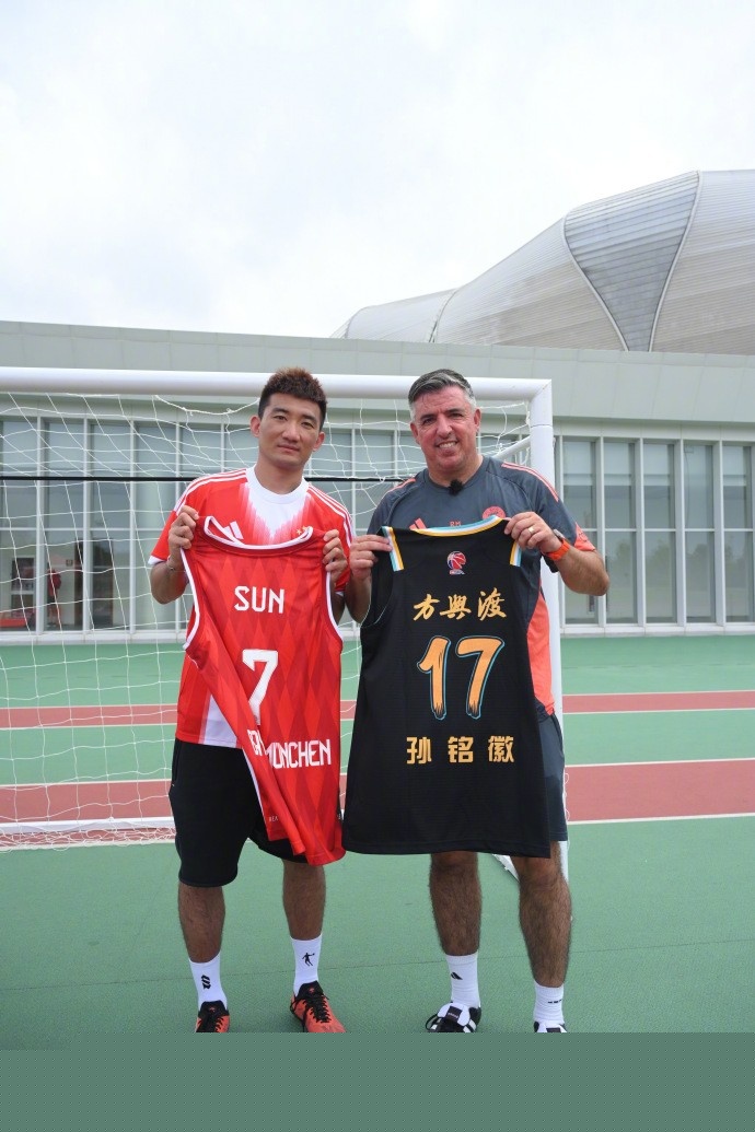 雷迪克：不认为詹姆斯需要重拾信心，他因为伤病还在追赶进度